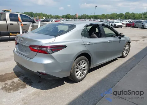 2021 Toyota Camry Le z USA, uszkodzony, nr VIN 4T1C11AK6MU460175